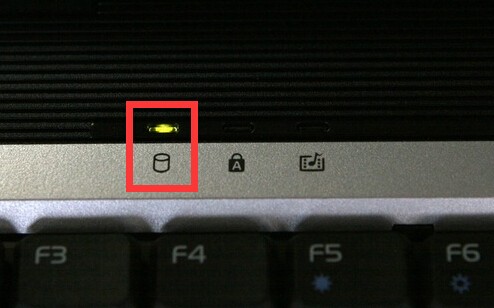 电脑主机硬盘指示灯闪绿灯